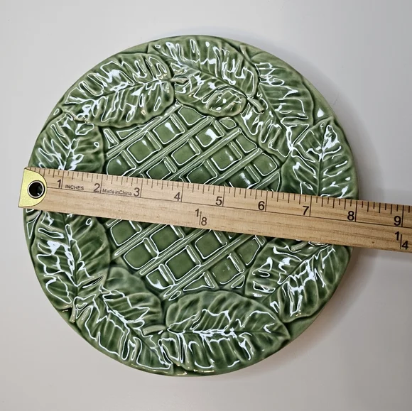 Vintage Bordello Pinheiro Green Leaf and Lattice Round, 8" Plate - Picture 5 of 5
